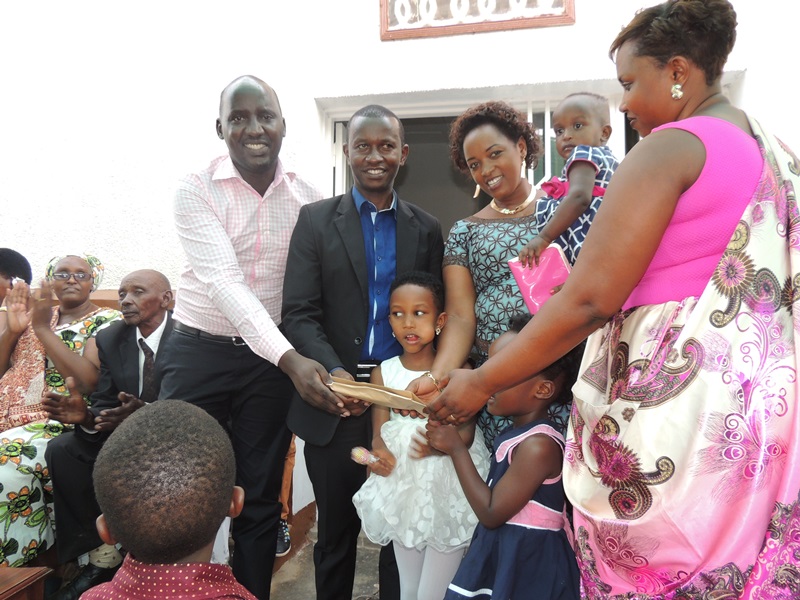 Uyu muryango wahaye Munyanshoza inka umushimira ko yafashije umuvandimwe wabo