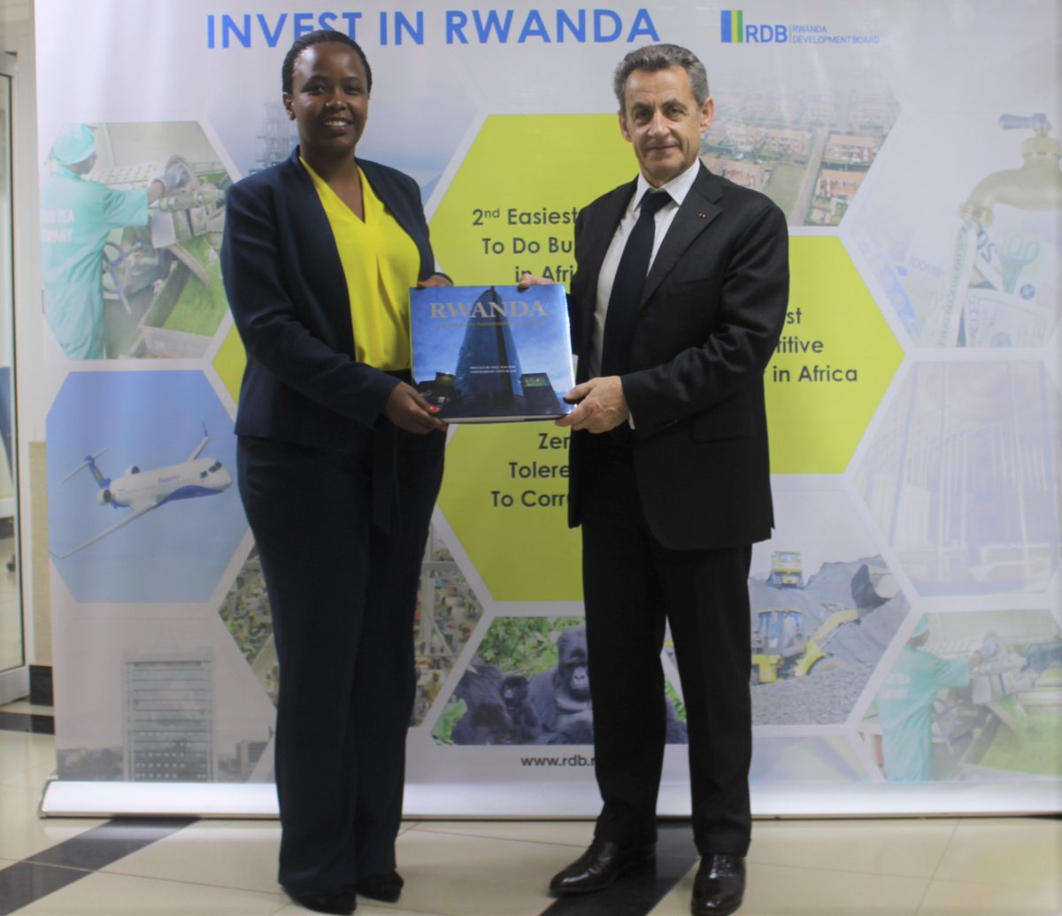 Sarkozy ubwo yashyikirizwaga impano na Clare Akamanzi uyobora RDB