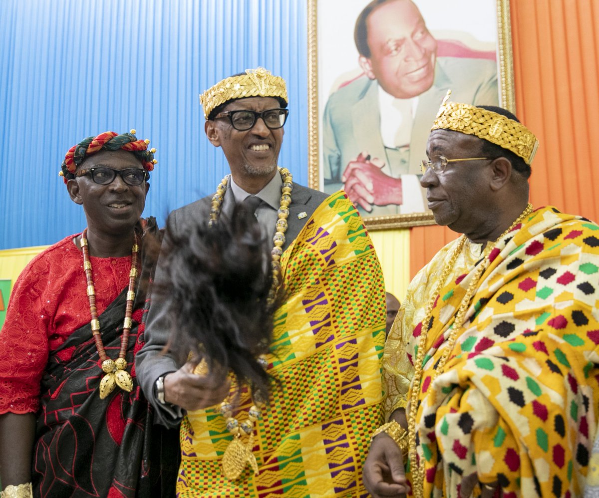 Perezida Kagame yahuye n'abayobozi gakondo ba Côte d’Ivoire bamuha ikamba n'ibindi bimenyetso by'icyubahiro