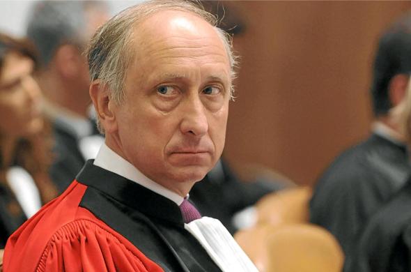 Ababuranira abacitse ku icumu rya Jenoside bafitiye impungenge Philippe Courroye