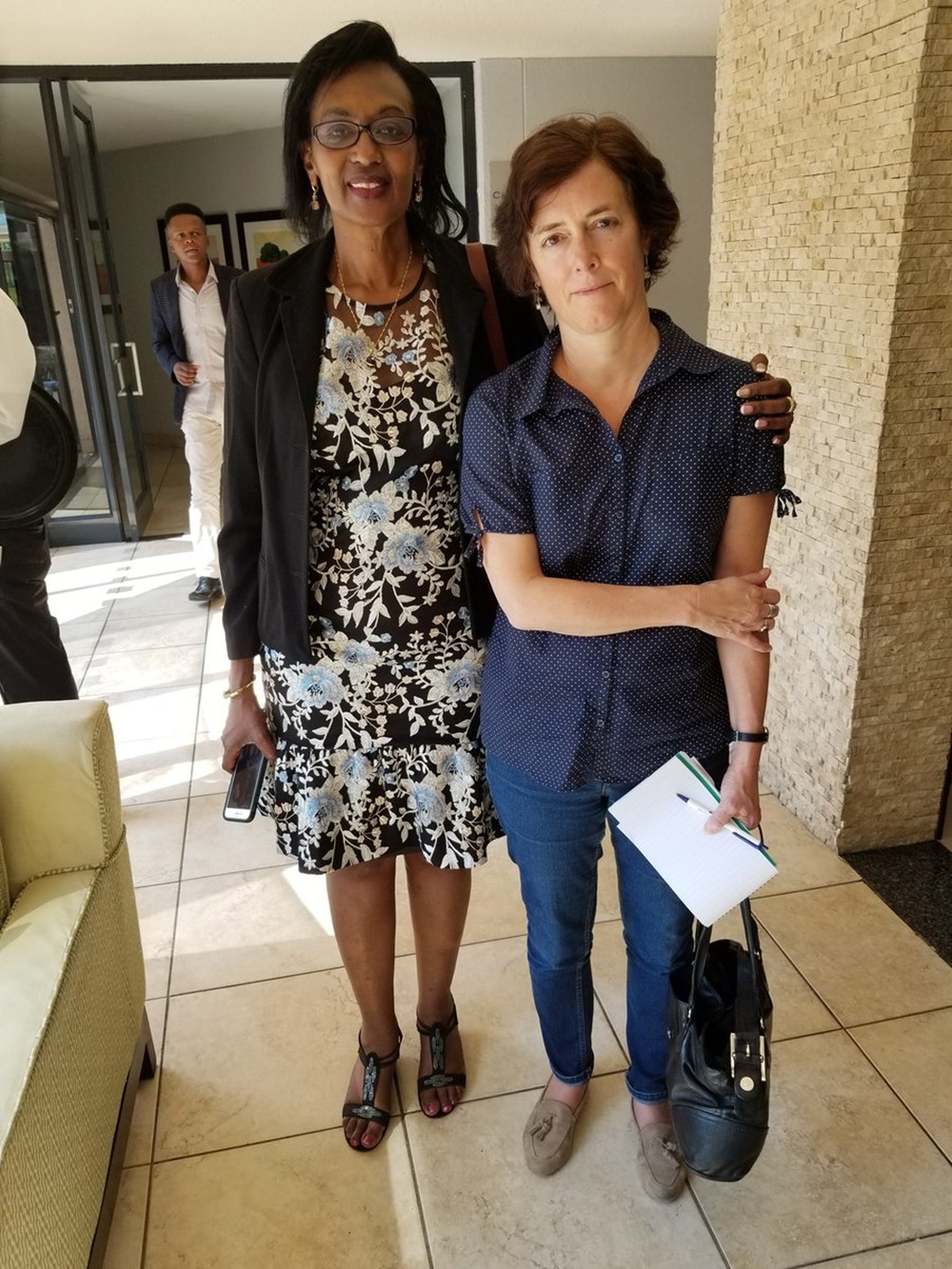 Umugore wa Karegeya, Leah Karegeya, yagaragaye yifotozanyije n'Umunyamakuru wa The Guardian, Michela Wrong