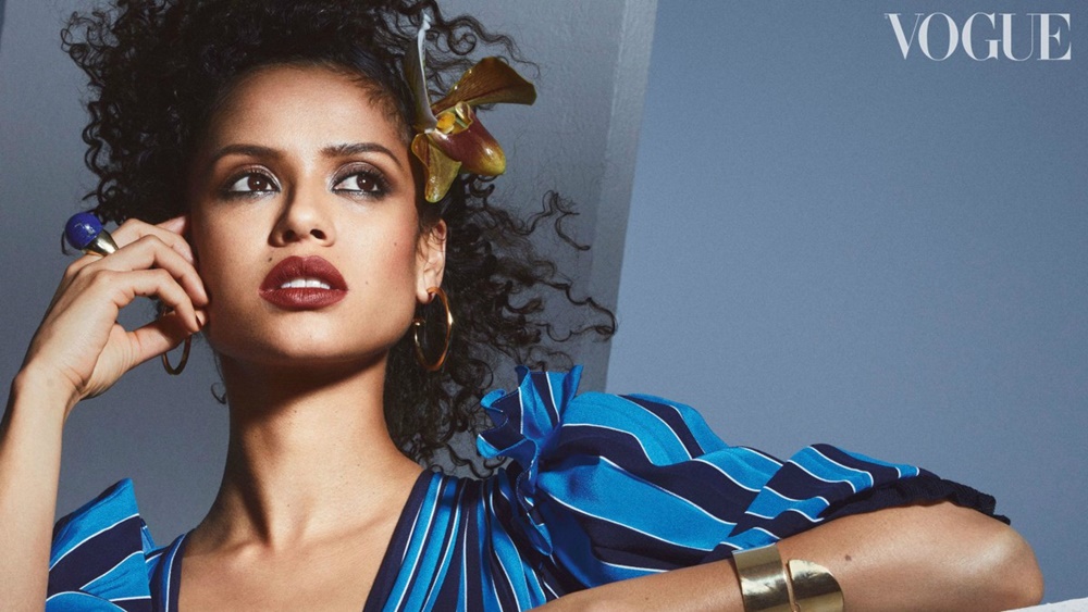 Gugu Mbatha-Raw ni umwe mu bakinnyi bakomeye bakomoka mu Bwongereza, hano yashyizwe ku gifuniko cya Vogue yasohotse muri Mata 2018
