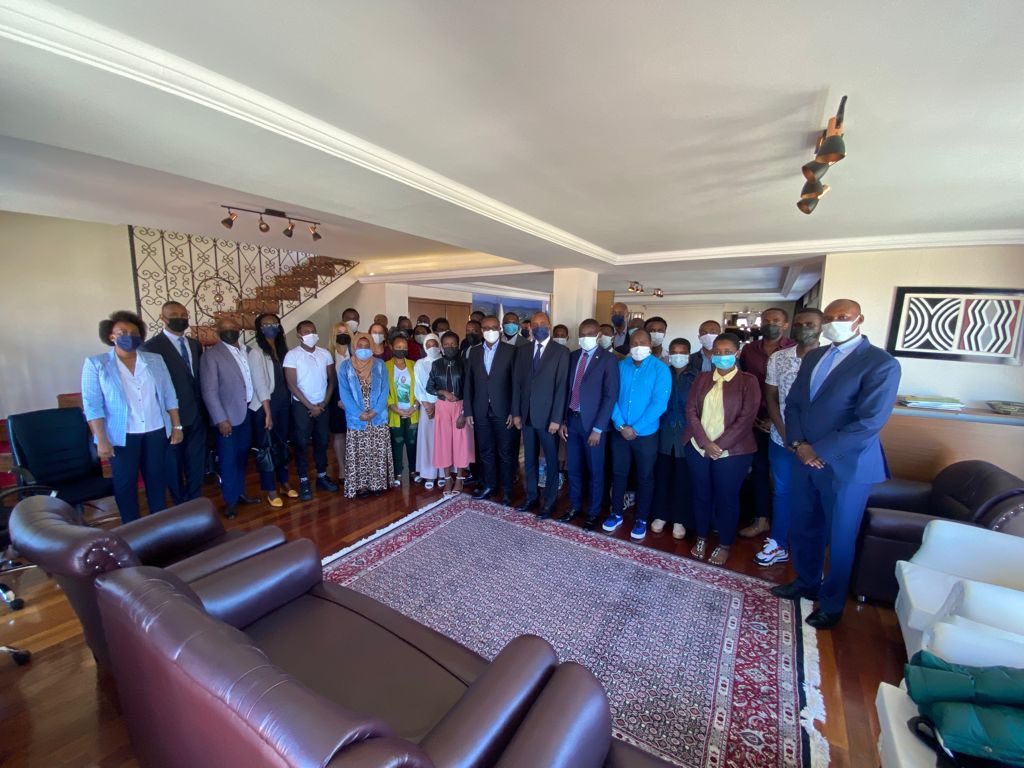 Nyuma y'ibi biganiro abari babyitabiriye bafatanye ifoto y'urwibutso na Minisitiri Dr Vincent Biruta