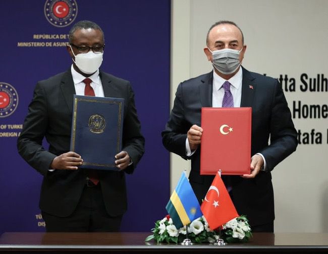 Minisitiri w'Ububanyi n'Amahanga w'u Rwanda, Dr Vincent  Biruta na mugenzi we wa Turukiya, Mevlüt Çavuşoğlu bashyize umukono ku masezerano y'ubutwererane mu bijyanye n'uburezi, inganda na siporo