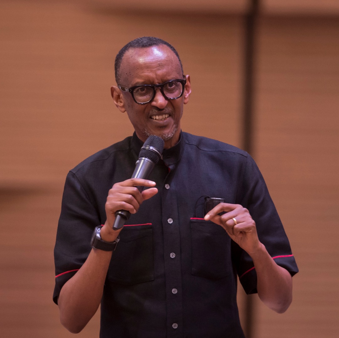 Perezida Kagame yibukije abakiri bato bafite imyanya mu nzego zitandukanye ko bagomba kugira amahitamo akwiriye