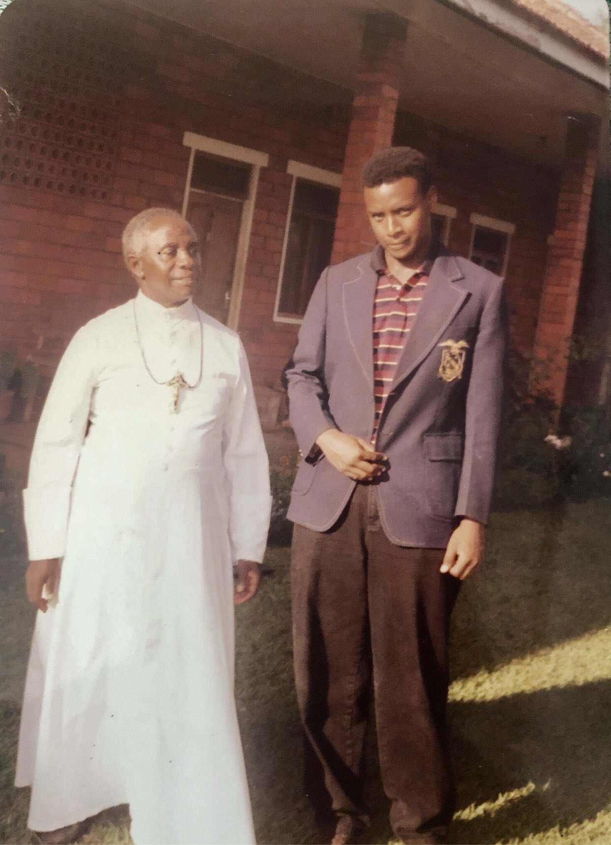 Amashuri yisumbuye, Muhoozi yayize muri St. Mary’s College iherereye i Kisubi, umwe mu barimu bamwigishije yavuze ko yarangwaga no kwicisha bugufi