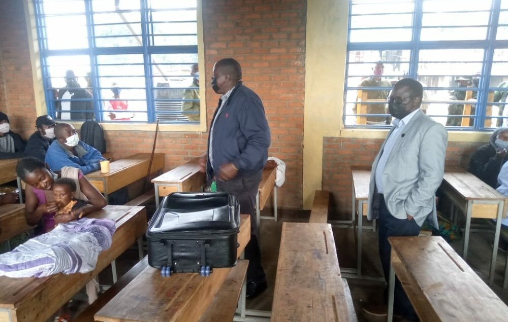 Minisitiri Gatabazi Jean Marie Vianney ari kumwe na Guverineri w'Intara y'Uburengerazuba, Habitegeko François yasuye aba Banye-Congo abizeza ubufasha