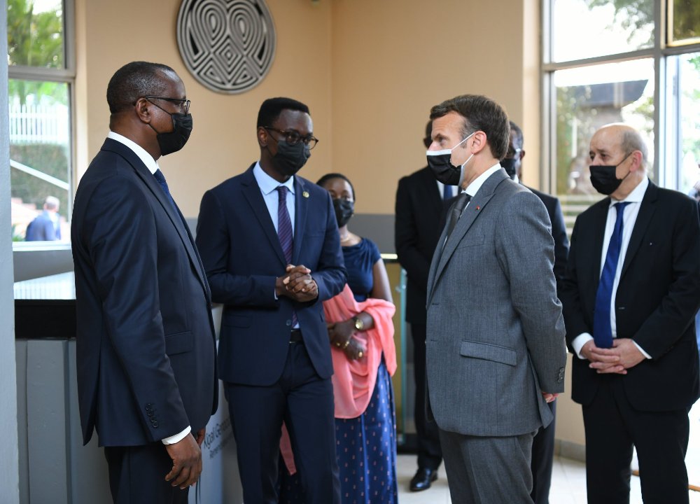 Ubwo Perezida Macron yasobanurirwaga mbere yo gutambagizwa ibice bigize urwibutso rwa Gisozi