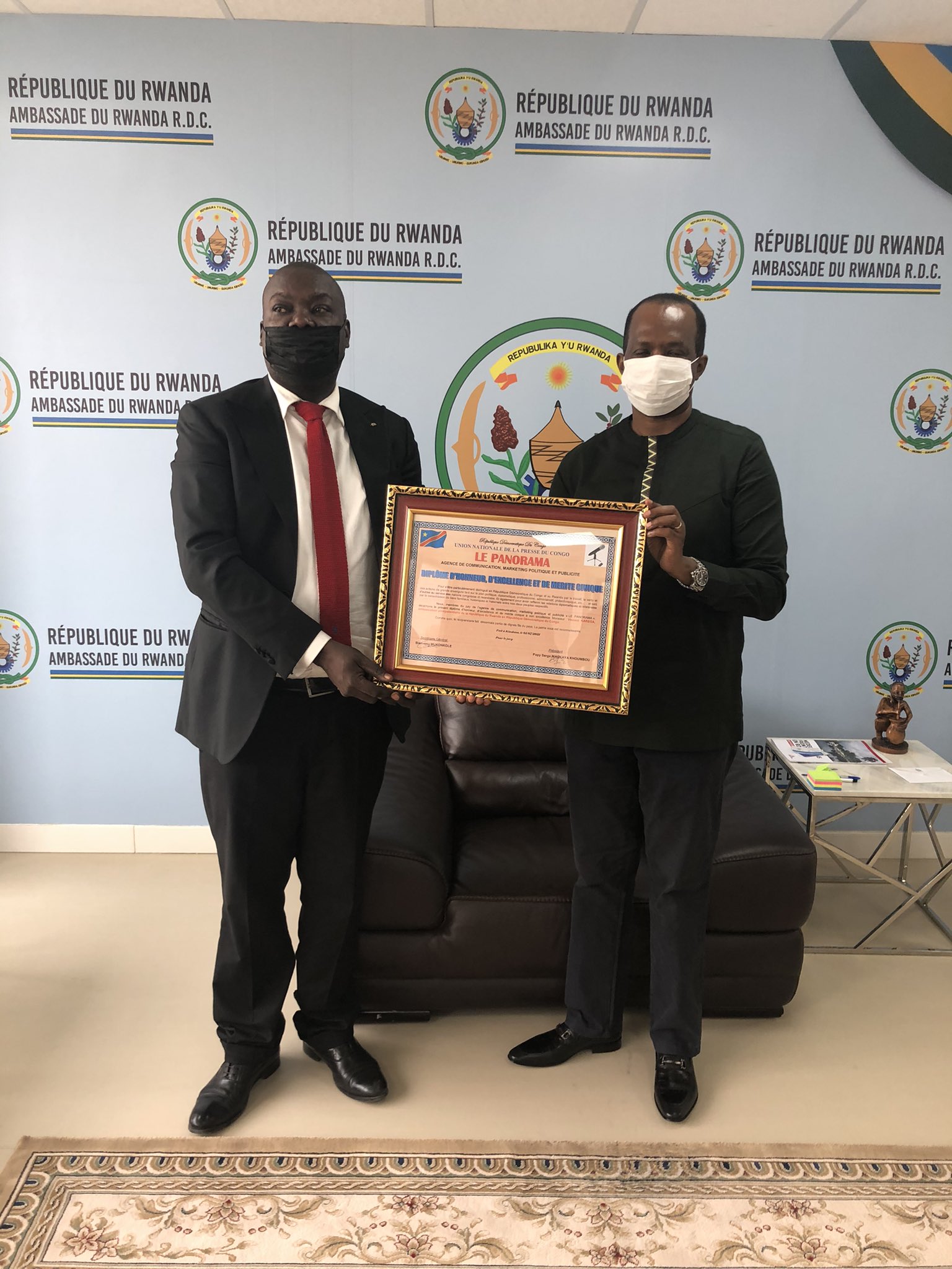 Amb. Vincent Karega ashyikirizwa igihembo yagenewe na Panorama RDC