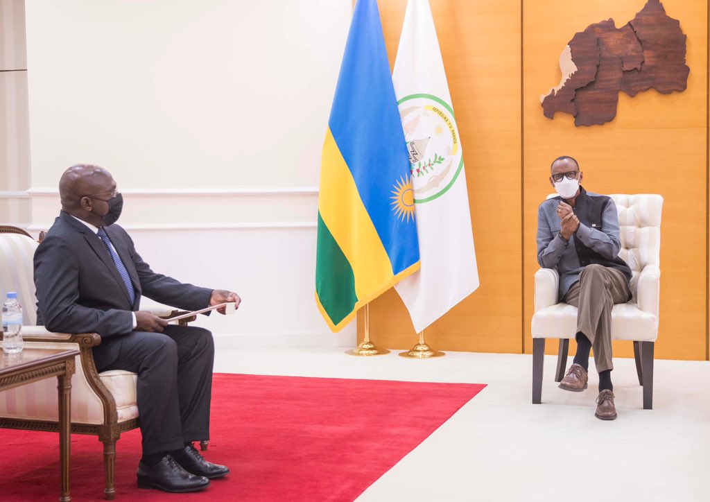 Perezida Kagame na Minisitiri w’Ububanyi n’Amahanga wa Angola, António Tete ubwo bari mu biganiro