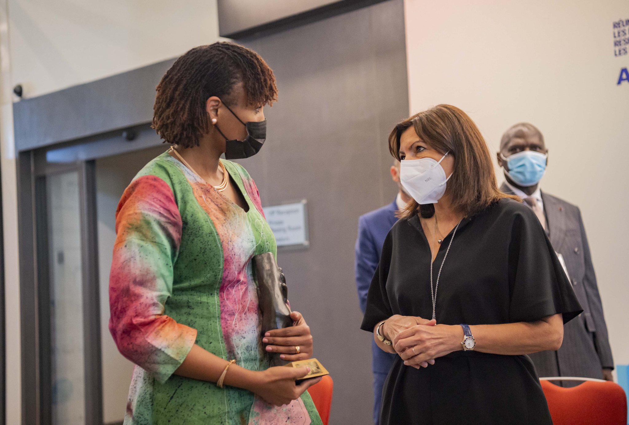 Umuyobozi w'Umujyi wa Paris, Anne Hidalgo ni we washyikirije Lydie Hakizimana igihembo yagenewe