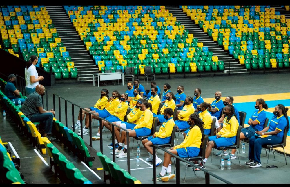 Minisitiri wa Siporo, Munyangaju Aurore Mimosa, aganira n'abakinnyi n'abatoza b'Ikipe y'Igihugu y'Abagore mbere yo gutangira amajonjora yo gushaka itike ya Afrobasket 2021