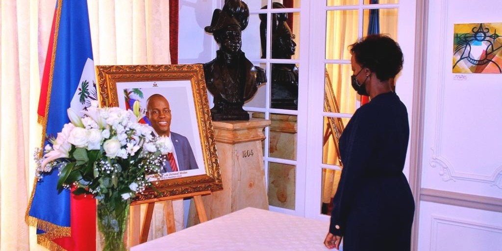 Mushikiwabo ubwo yasezeraga kuri Perezida Jovenel wishwe