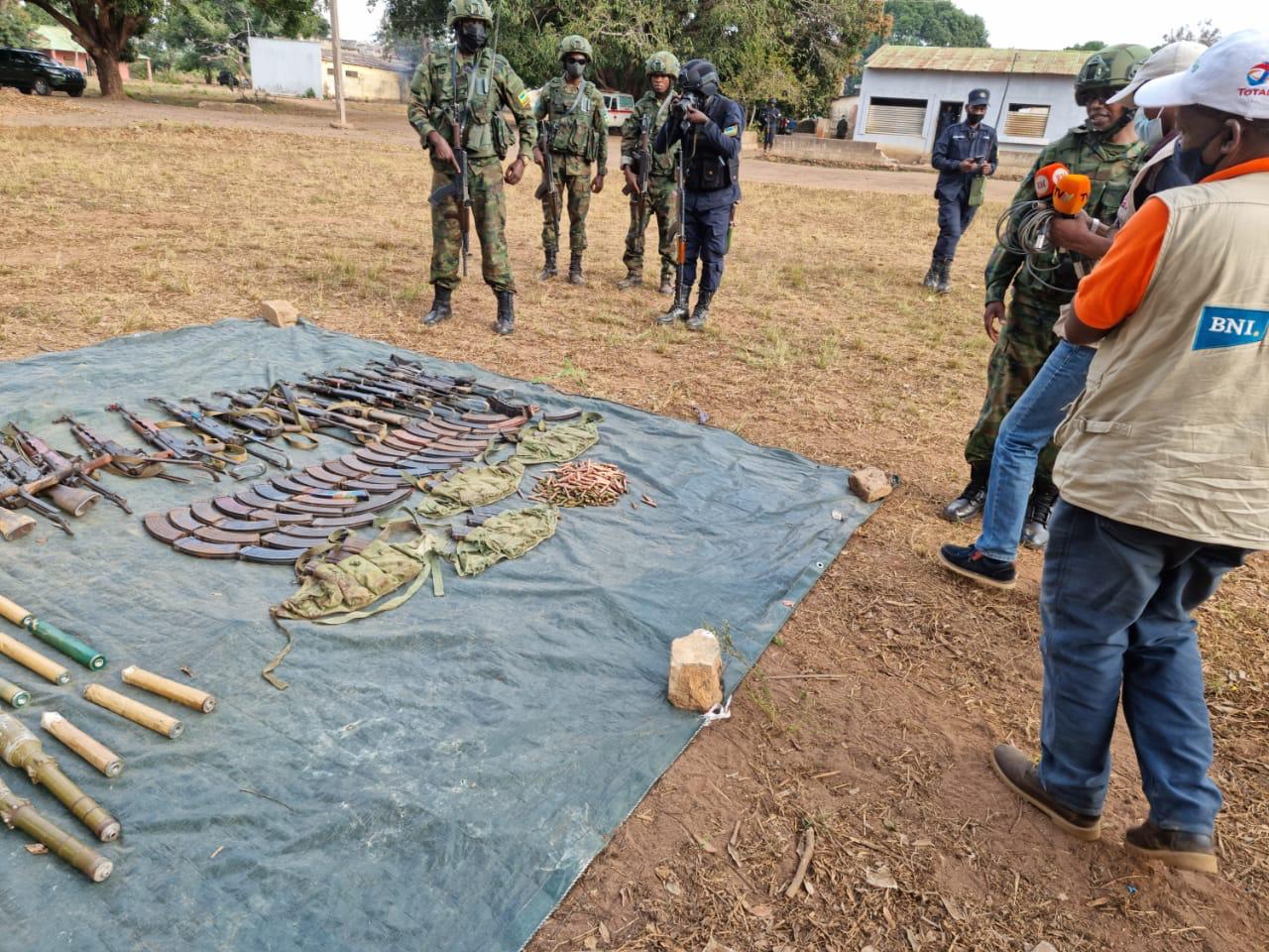 Ingabo z'u Rwanda n'iza Mozambique zambuye aba barwanyi ibikoresho