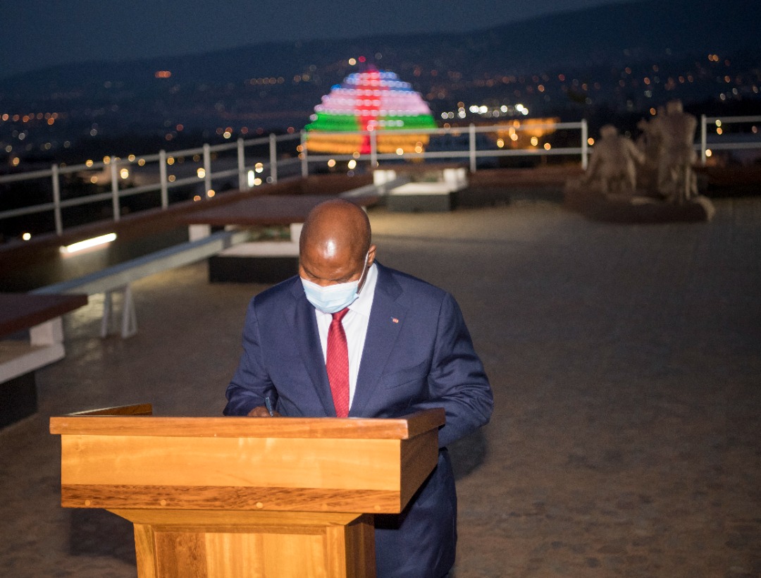 Nyuma yo kwerekwa ibice bigize iyi Ngoro, Perezida Touadéra yasinye mu gitabo cy'abashyitsi
