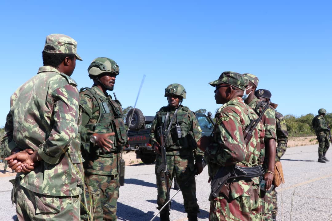 Ingabo z'u Rwanda ziri kumwe n'iza Mozambique ubwo zari zimaze kubohoza Umujyi wa Mocímboa da Praia