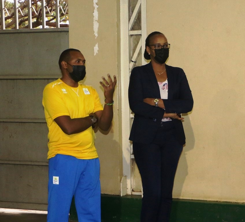 Minisitiri Munyangaju yarebye imyitozo y'Ikipe y'Igihugu ya Sitting Volleyball ari kumwe na Murema Jean Baptiste uyobora NPC Rwanda