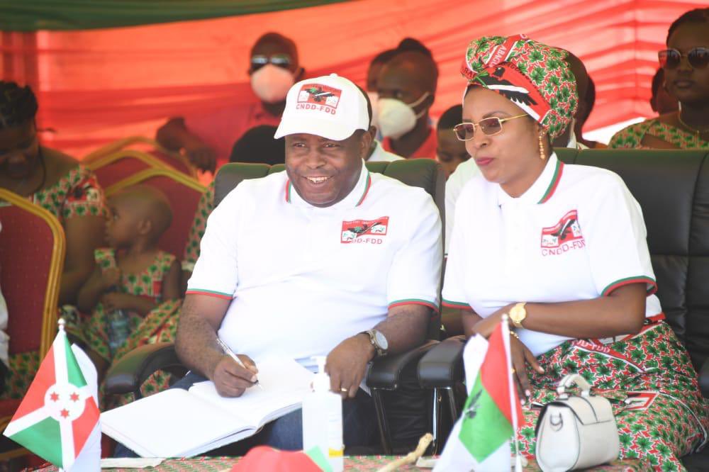 Perezida Ndayishimiye n'umufasha we, Angeline Ndayubaha ni bamwe mu banyacyubahiro bari bitabiriye uyu munsi mukuru wahariwe Imbonerakure