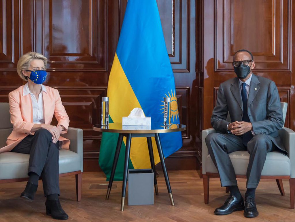 Perezida wa Komisiyo y’Umuryango w’Ibihugu by’i Burayi (EU), Ursula Gertrud von der Leyen na Perezida Kagame bagiranye ibiganiro