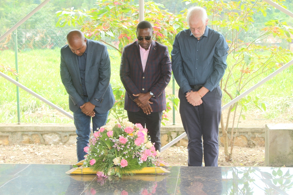 Abayobozi ba Bralirwa barimo Umuyobozi ushinzwe gukora no gukwirakwiza ibinyobwa bya Bralirwa, Anteneh Mitiku; ushinzwe ubucuruzi, Ope hamwe n’Umuyobozi w’uru ruganda rwa Rubavu, Stephan Jansen, bunamira inzirakarengane zishwe muri Jenoside
