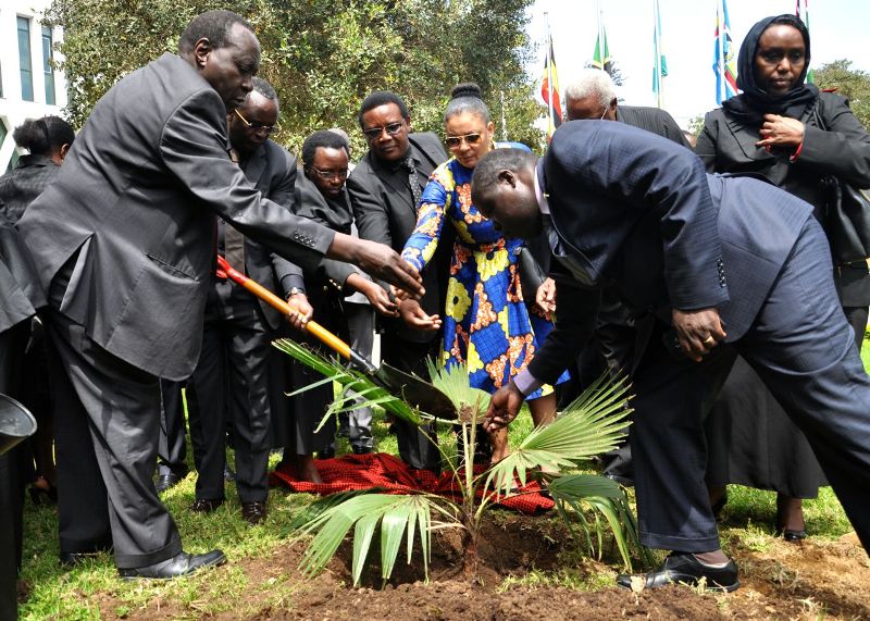 Abadepite ba EALA batera igiti hibukwa Depite Hafsa Mossi