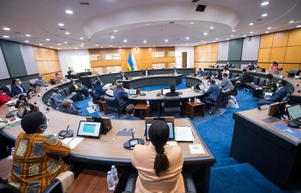 Perezida wa Repubulika Paul Kagame yayoboye Inama y’Abaminisitiri ku wa Kabiri yize ku ngingo zitandukanye zirimo n’ingamba zo guhashya ikwirakwira rya COVID-19