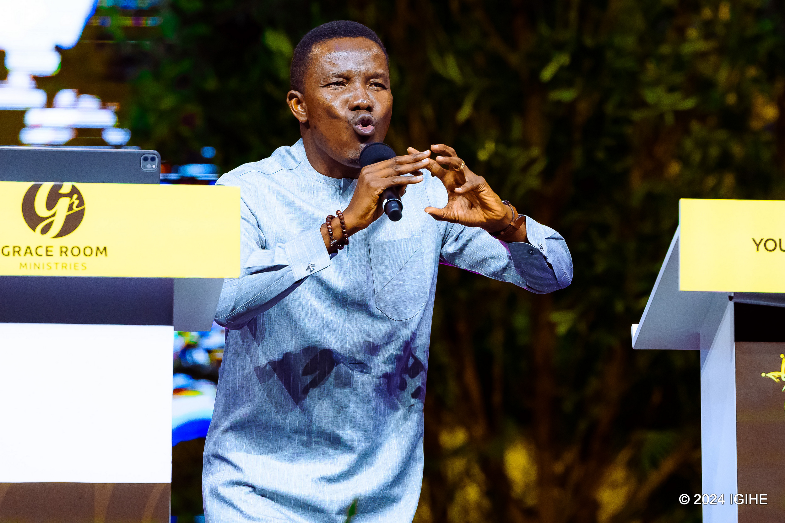 Pst. Godman yafashe umwanya uhagije wo kubwiriza, ari nako benshi bari aho barushagaho kwegera ubwiza bw’Imana