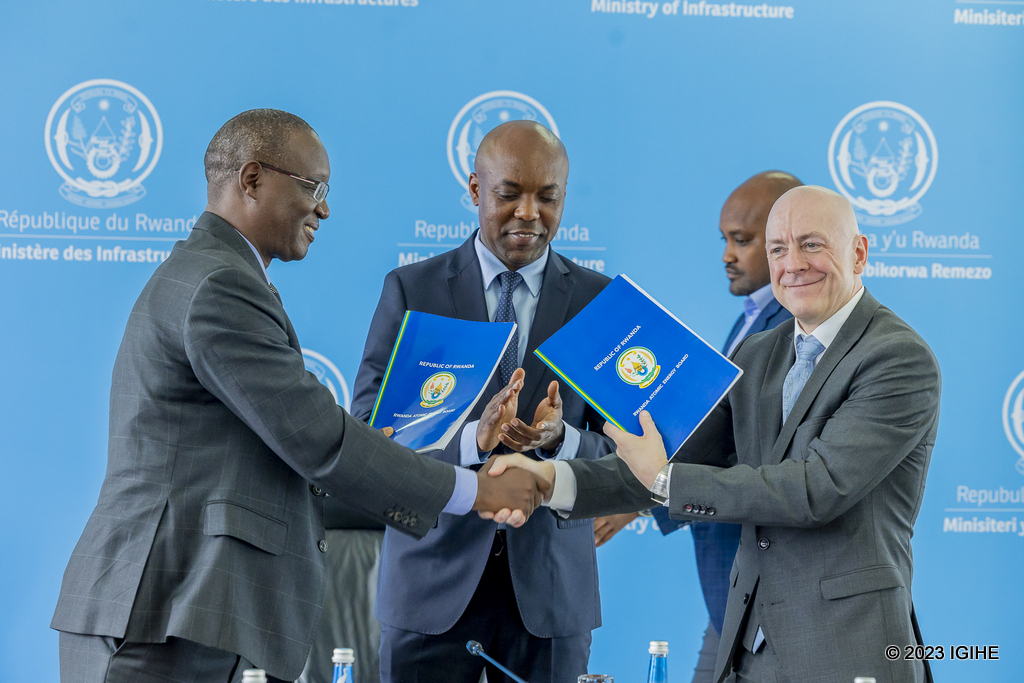 Minisitiri Nsabimana Ernest ubwo yakurikiraga isinywa ry'amasezerano hagati y'Umuyobozi w’Ikigo cy’Igihugu gishinzwe Ingufu za Atomike, Dr Fidel Ndahayo n'umwe mu bayobozi ba Dual Fluid Energy Inc