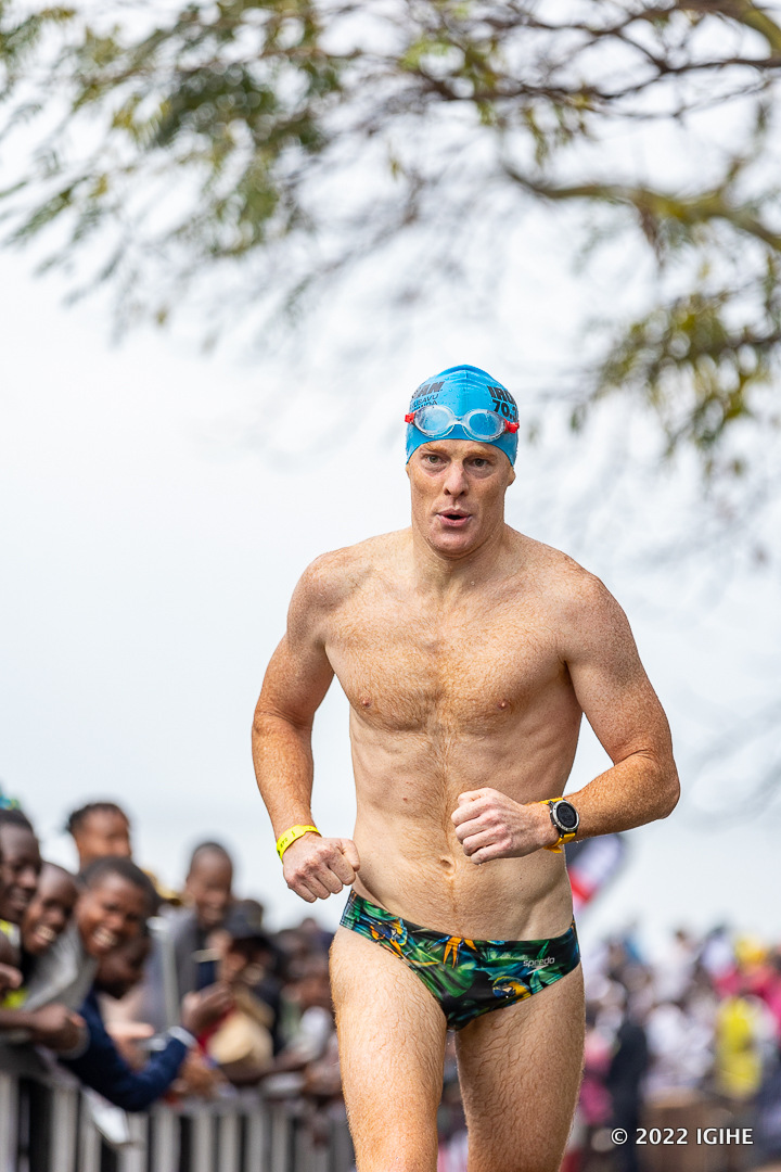 Imikino ya IRONMAN habamo koga, gusiganwa ku maguru no gutwara igare