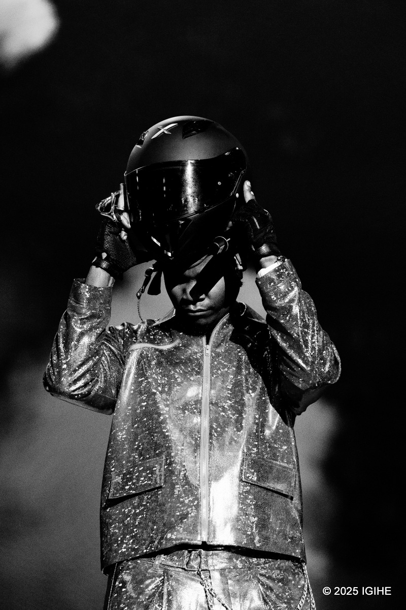 Ubwo Bruce Melodie yakuragamo casque yinjiranye ku rubyiniro