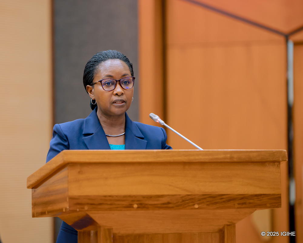 Visi Perezida wa Sena Ushinzwe Amategeko no Gukurikirana ibikorwa bya Guverinoma, Amb. Nyirahabimana Soline, yagaragaje ko abagize Inteko ishinga Amategeko bagomba kumva akamaro ko kurengera ibidukikije