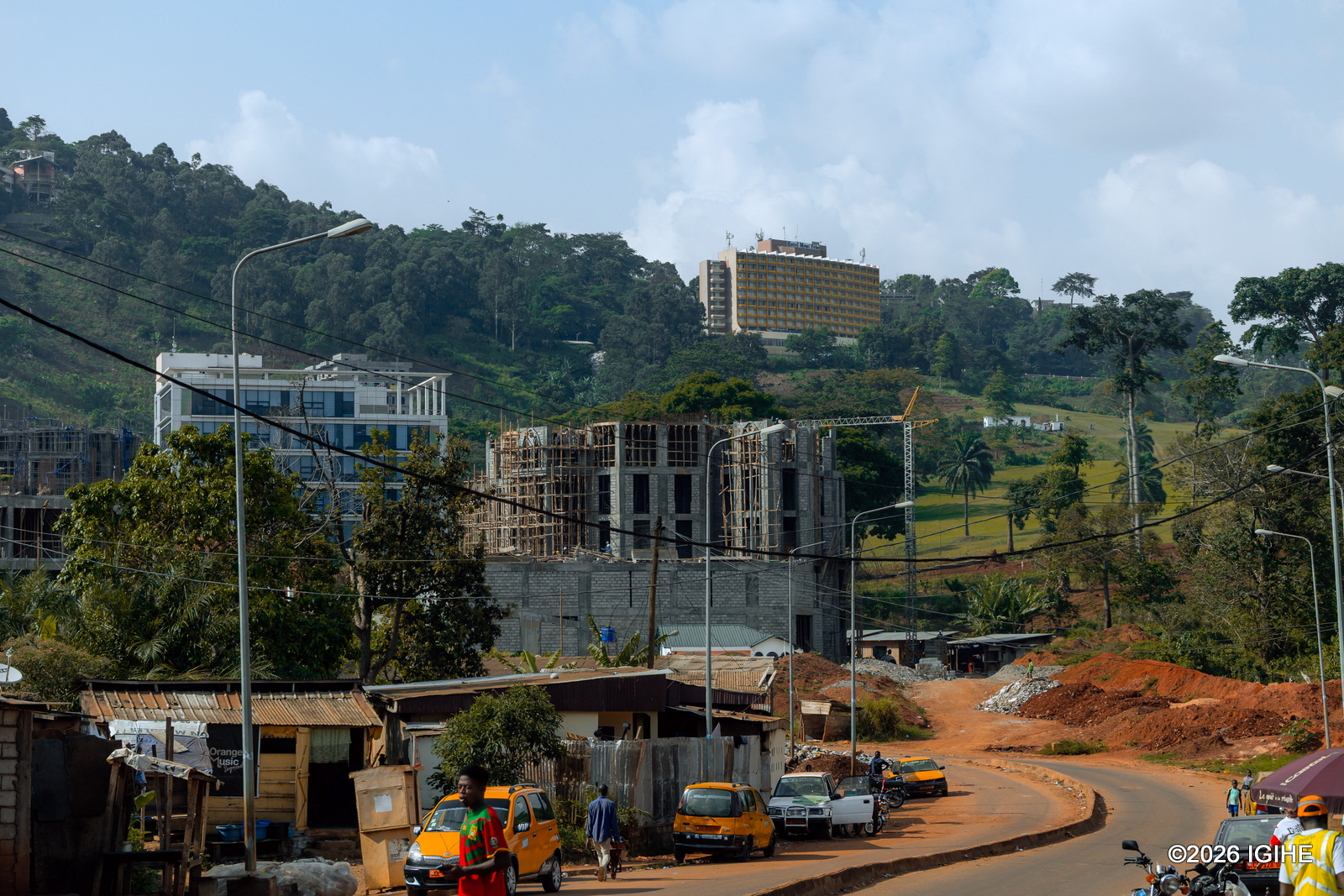 Iyi nzira igana ku kibuga cya Golf cyitwa Golf Club de Yaoundé kiri munsi y'umusozi wa Fébé