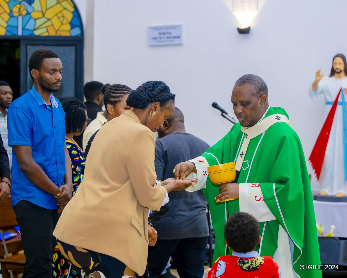 Ubwo Cardinal Kambanda yatangaga ifunguro ry'Ukaristiya