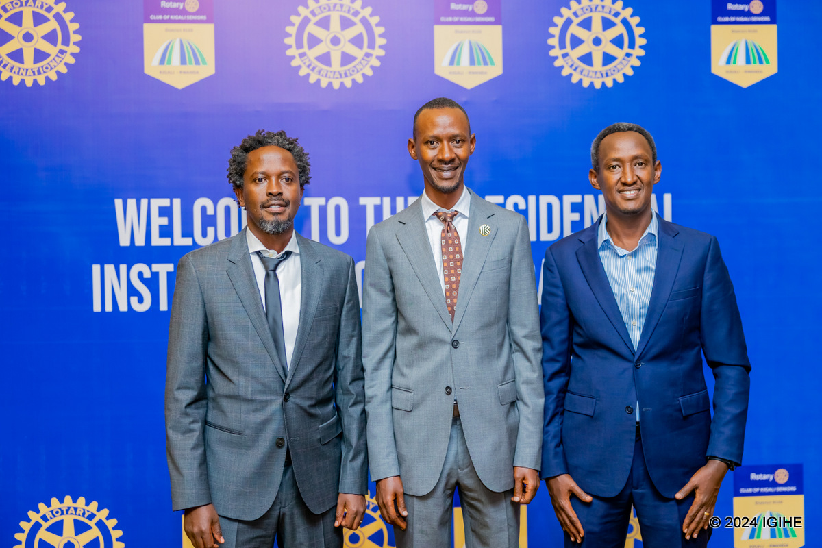 Abashyitsi bose bafataga amafoto y'urwibutso