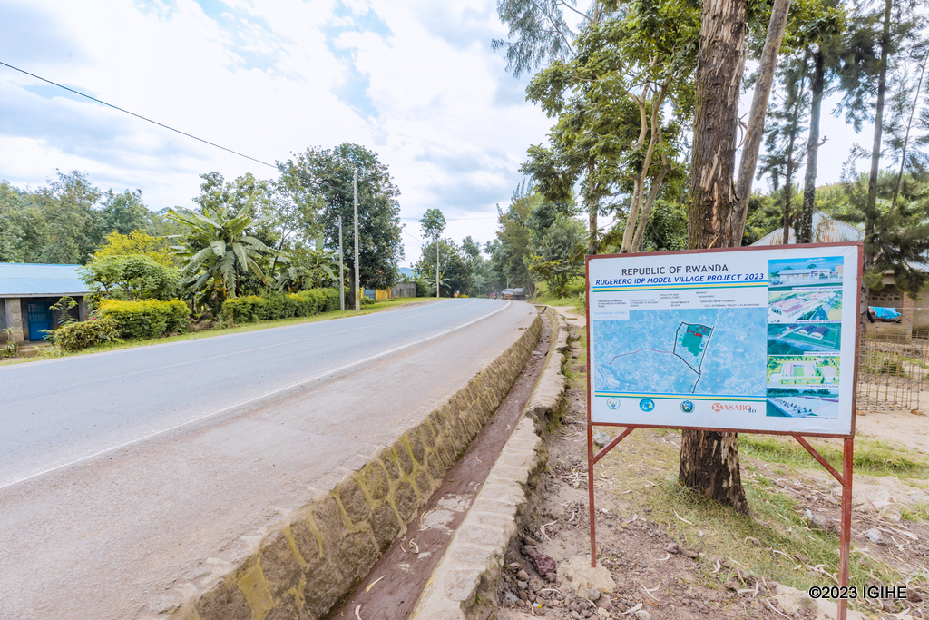 Iyo uri mu muhanda Kigali - Rubavu ubona icyapa kikuyobora kuri uyu Mudugudu w'Icyitegererezo