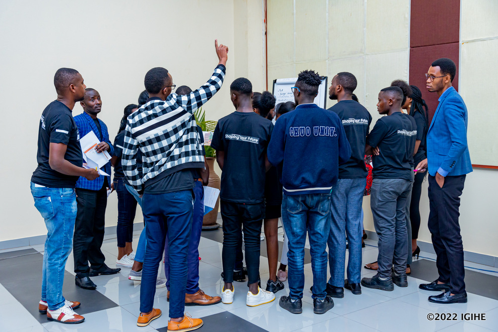 Amatsinda atandatu yakoze ibiganiro mu matsinda byagarutse ku ngingo zitandukanye n'uburyo urubyiruko rukwiriye kwitwara