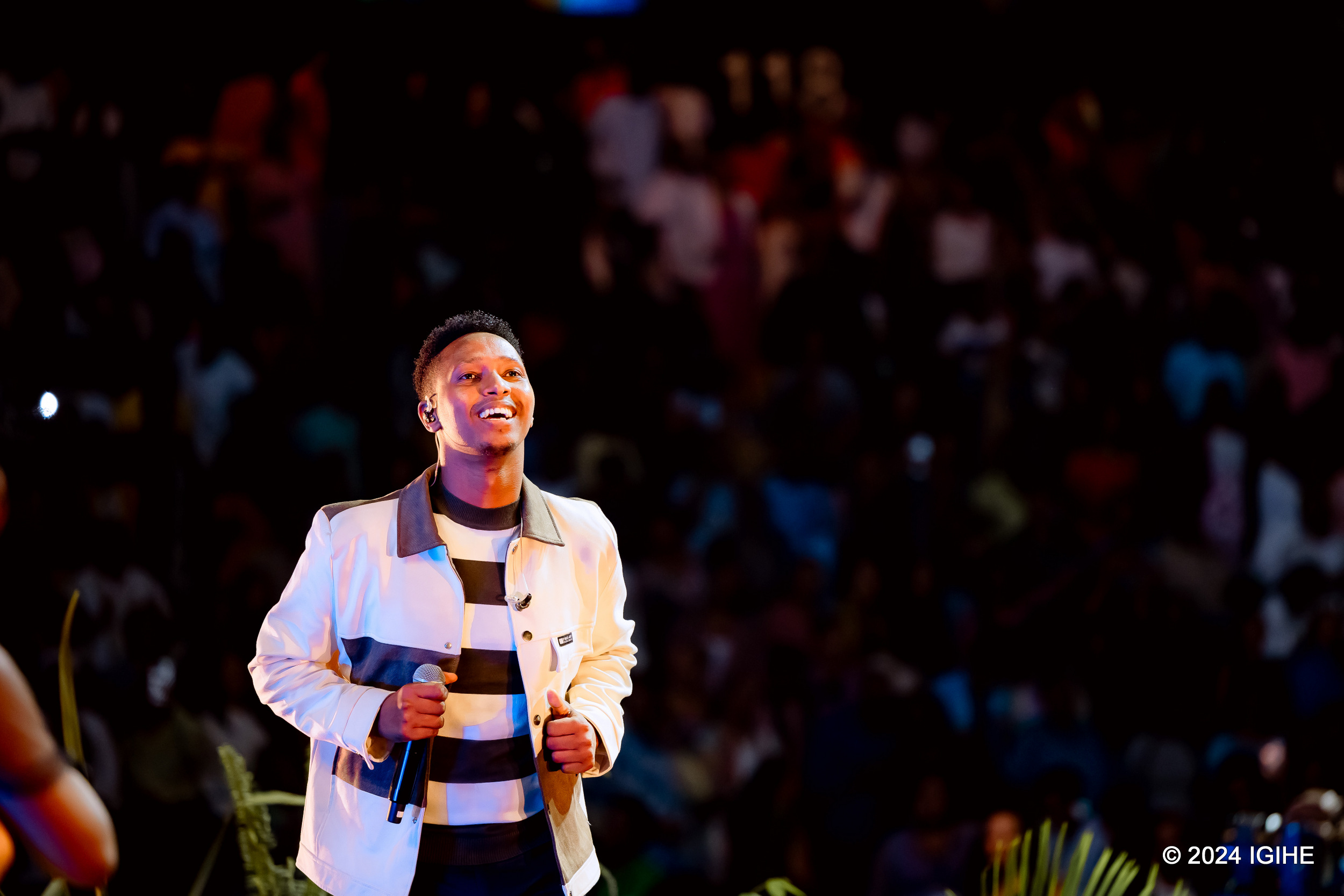Israel Mbonyi yageze ku ruhimbi nyuma y'amasaha hafi abiri igiterane gitangiye
