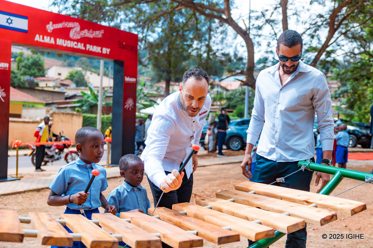 Umuyobozi wa Winner Rwanda, Shaul Hatzir yereka abana uko bacuranga