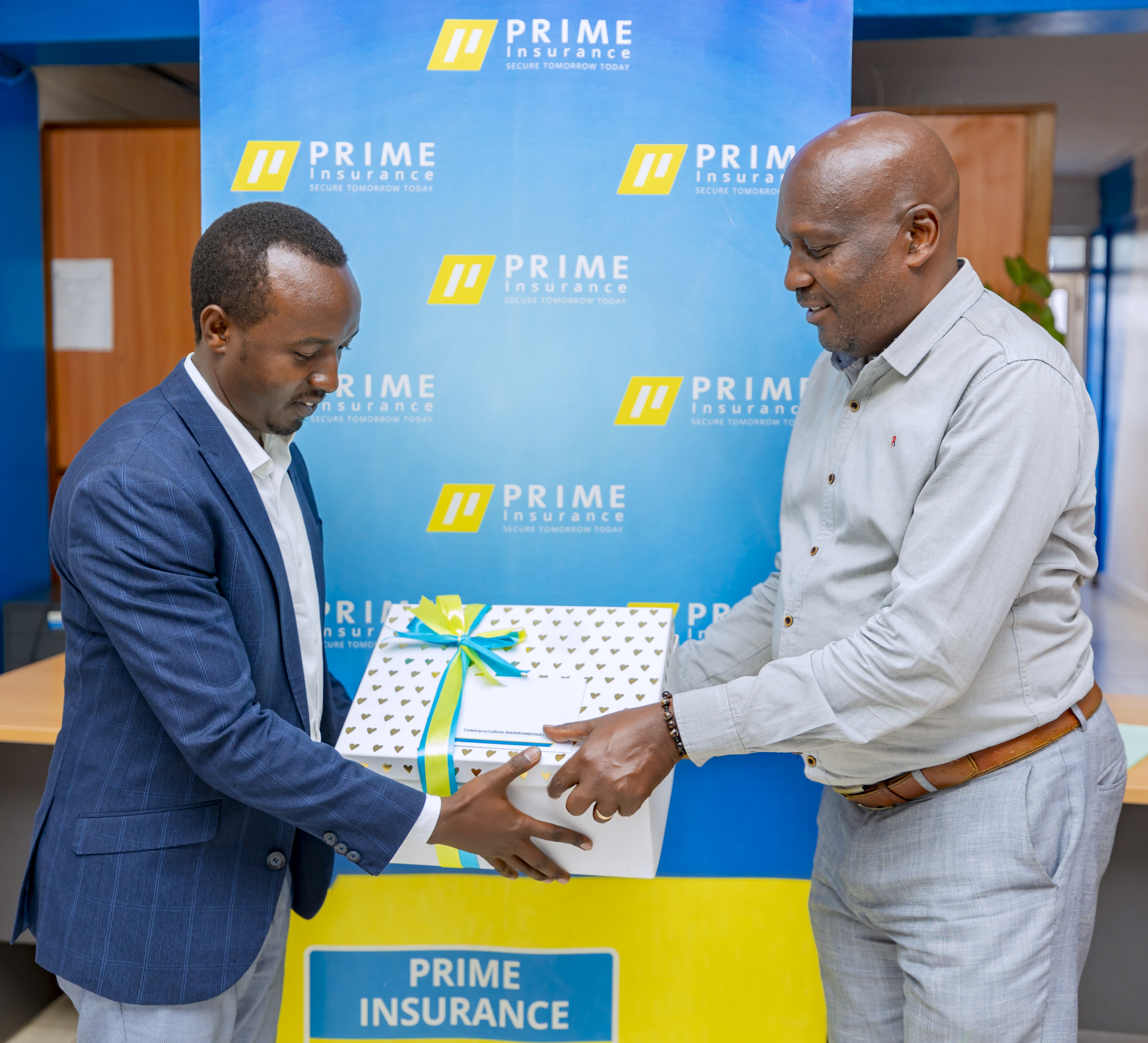 Prime Insurance imaze igihe igenera impano abakiliya bayo mu rwego rwo kwizihiza icyumweru cyabahariwe