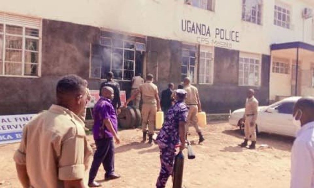Umusore yitwikiye muri sitasiyo ya polisi bagerageza kumuzimya bakoresheje amazi