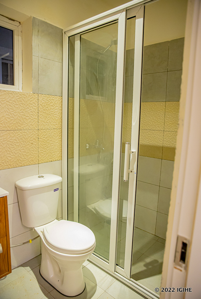 Izi nzu zifite ubwiherero bubiri, hasi hafi ya Salon no hejuru mu byumba