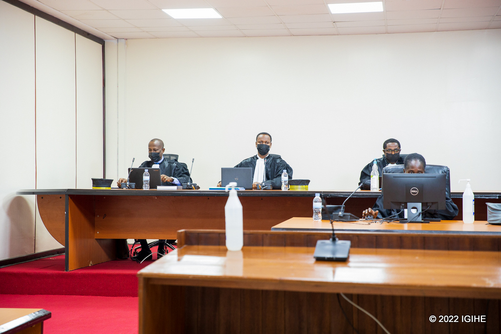 Uhereye ibumoso: Inteko iburanisha igizwe na Gakwaya Justin, Perezida wayo, Rukundakuvuga François Regis na Kamere Emmanuel bari mu isomwa ry'umwanzuro ku mpaka zakuruwe n'ibura rya Rusesabagina mu rukiko