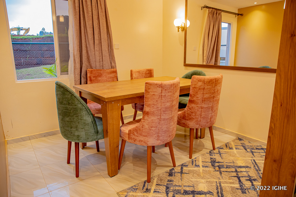 Salle à manger hafi ya salon witegeye hanze mu busitani