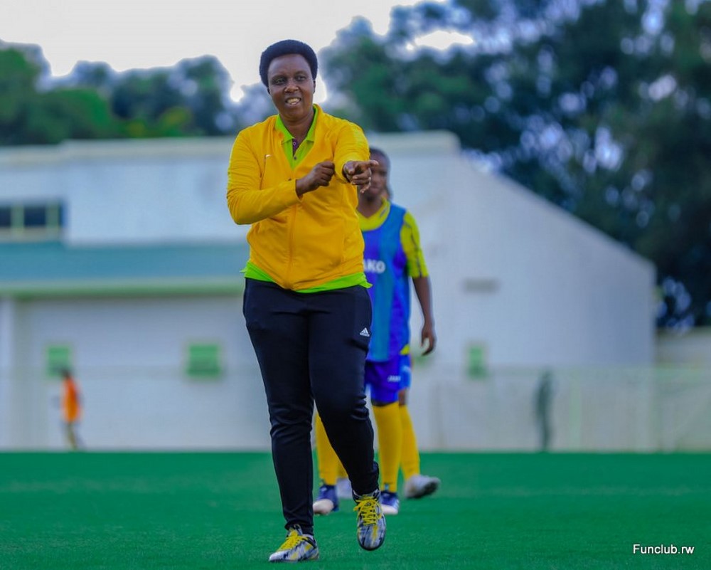 Kayitesi avuga ko bidakwiriye ko amakipe y'abagore ariyo abuzwa gukina imikino mpuzamahanga