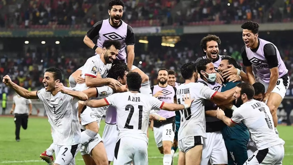 Abakinnyi ba Misiri mu byishimo ubwo Mohamed Salah yari amaze gutsinda penaliti ya nyuma