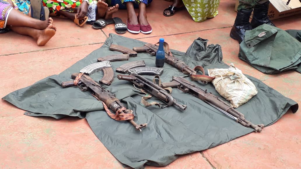 Abaturage beretswe bimwe mu bikoresho bakoreshaga mu mugambi bahawe wo guhungabanya umutekano w'u Rwanda