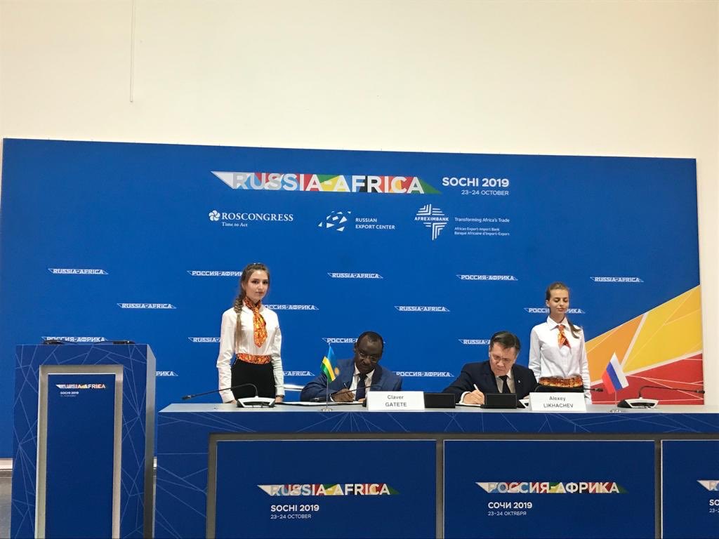 Minisitiri w’Ibikorwa Remezo mu Rwanda, Ambasaderi Gatete Claver n’Umuyobozi wa Rosatom, Alexey Likhachev, bashyira umukono ku masezerano yo kubaka Ikigo cy’Ubushakashatsi ku ngufu za nucléaire