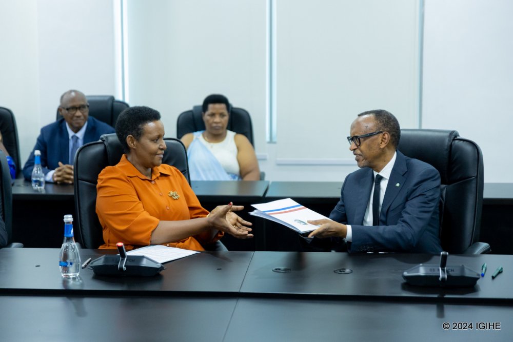 Paul Kagame wa FPR Inkotanyi ubwo yashyikirizaga NEC ibisabwa