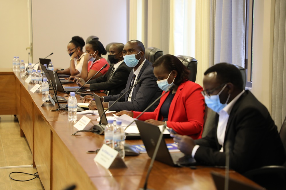 Abadepite bagize Komisiyo ya PAC ubwo bumvaga ibisobanuro by'abayobozi ba RAB ku isesengura rya raporo y'Umugenzuzi Mukuru w'Imari ya leta ya 2019/2020