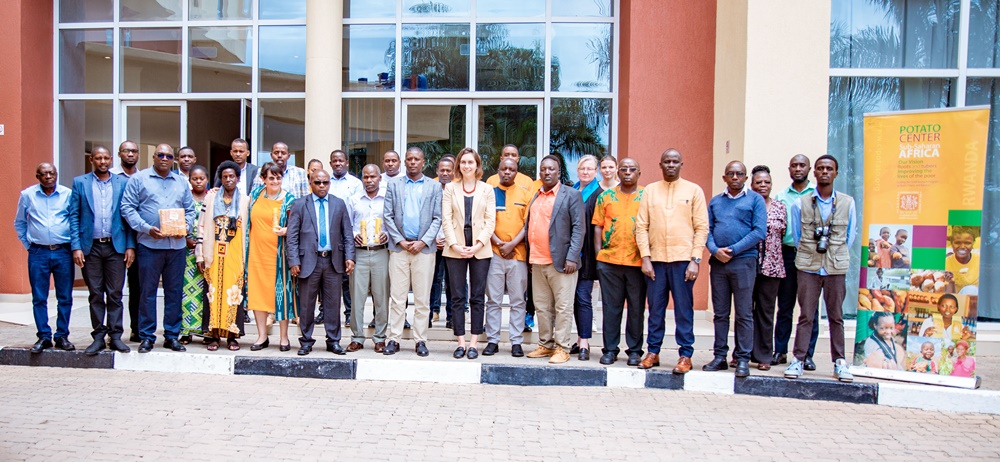 Itsinda ry'abitabiriye inama yiga ku buryo ibijumba byahabwa agaciro kabikwiriye
